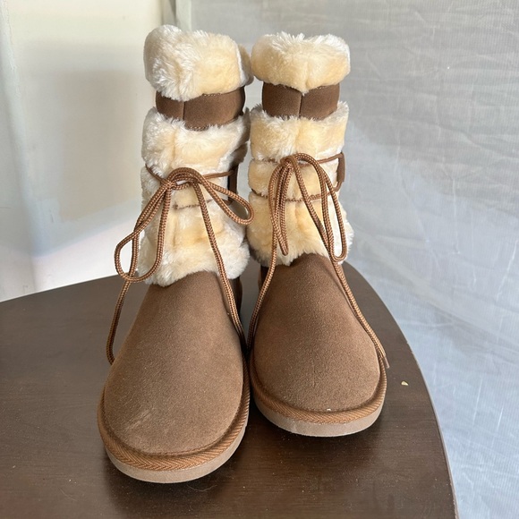 Never worn before Natural Reflections Suede Tan Sherling Size 9. - Picture 2 of 3